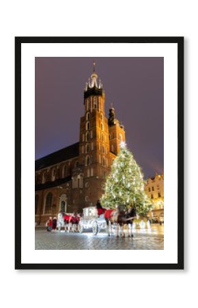 Nocny widok na Rynek Główny w Krakowie z choinką i Kościołem Mariackim, Polska 