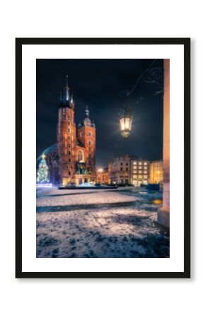The main square in Krakow with a view of the cloth hall and St. Mary's Basilica in winter. Rynek główny w krakowie z widokiem na sukiennice, bazylikę mariacką w zimie.  