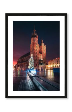 The main square in Krakow with a view of the cloth hall and St. Mary's Basilica. Rynek główny w krakowie z widokiem na sukiennice i bazylikę mariacką.