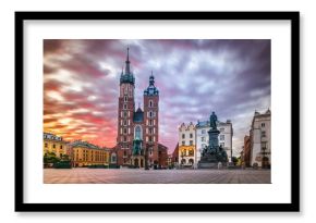 Rynek Główny w Krakowie z Kościołem Mariackim o wschodzie słońca latem - długi czas naświetlania