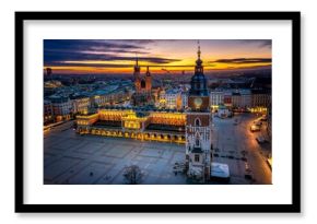 Rynek Główny w Krakowie o wschodzi słońca - widok z drona