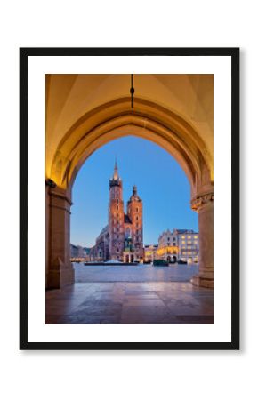 Kraków Bazylika Mariacka widok spod sukiennic, Rynek Główny, wieczór, zmierzch, gotycki polski kościół