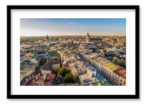 Kraków - stare miasto z lotu ptaka. Widok na kamienice przy ulicy Grodzkiej, Rynek Główny i Bazylikę Mariacką.