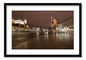 Rynek w Krakowie, Polska, nocą, podświetlone zabytkowe budowle, mokra płyta rynku, po deszczu, ładne świetlne refleksy