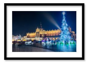 Nocny widok na Rynek Główny w Krakowie z choinką i Sukiennicami, Polska