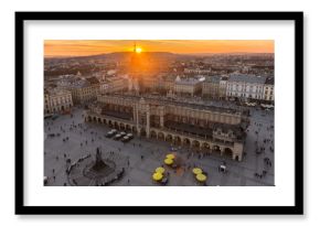 Rynek Główny w Krakowie podczas zachodu słońca, Sukiennice i Ratusz w tle,   Polska