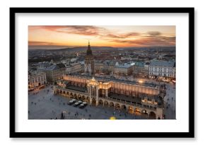 Rynek Główny w Krakowie podczas zachodu słońca, Sukiennice i Ratusz w tle,   Polska