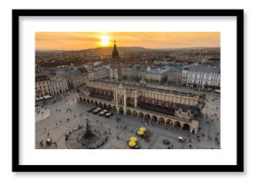 Rynek Główny w Krakowie podczas zachodu słońca, Sukiennice i Ratusz w tle, Polska