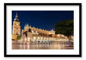 Nocny widok na Rynek Główny w Krakowie. Sukiennice i Ratusz, Polska 