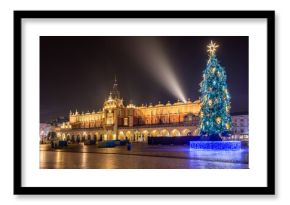 Nocny widok na Rynek Główny w Krakowie z choinką i Sukiennicami, Polska