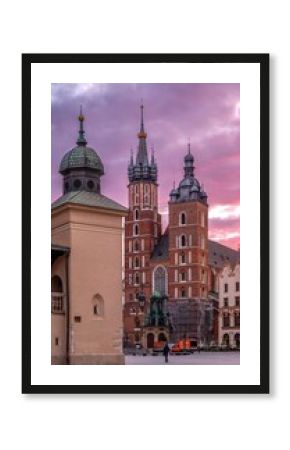 Rynek Główny w Krakowie z Kościołem Mariackim, Sukiennicami i Ratuszem o wschodzie słońca.