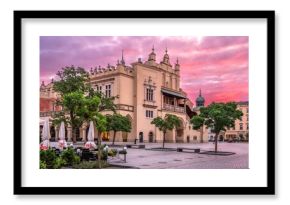 Rynek Główny w Krakowie z Kościołem Mariackim, Sukiennicami i Ratuszem o wschodzie słońca.
