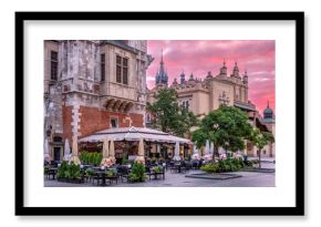 Rynek Główny w Krakowie z Kościołem Mariackim, Sukiennicami i Ratuszem o wschodzie słońca.