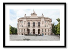 Warszawa, Budynek Główny Politechniki Warszawskiej -  wybudowany w 1901 roku. Architektura budynku nawiązuje do włoskiego renesansu i baroku