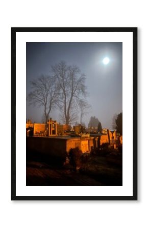 Staszów Cmentarz , Cmentarz w Staszowie , groby nocą , Groby nocą