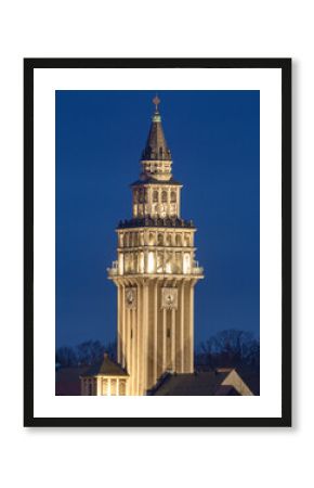 Oświetlona architektura Katedra Świętego Mikołaja w Bielsku-Białej wieczorem nocą