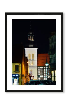 Miasto nocą oświetlone lampami ulicznymi.