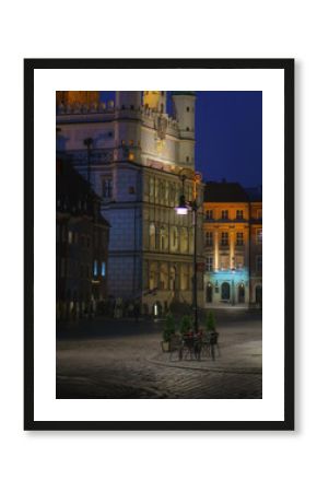 Pusty plac na starym rynku nocą