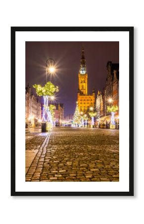 Oświetlony Długi Targ w Gdańsku nocą