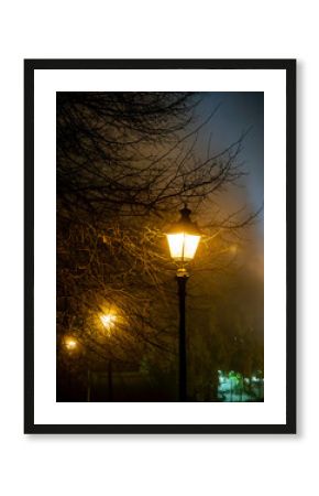 ZAMGLONE MIASTO NOCĄ