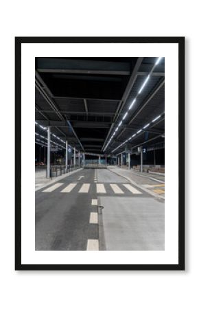 Szeroka panorama nowoczesnej stacji autobusowej nocą, linie LED i geometryczna harmonia  