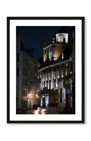 Wrocławska brukowana uliczka nocą, światła odbijające się w drodze