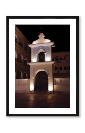 Budynki przy katedrze św. Dionizosa nocą, miasto Zakynthos