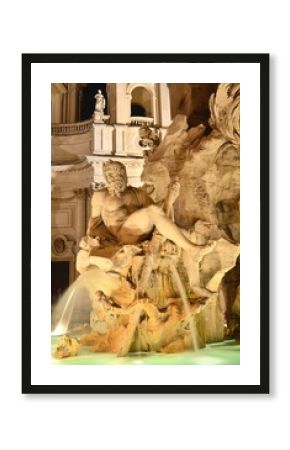 Piękna fontanna Cztery Rzeki nocą na Piazza Navona, Rzym, Włochy