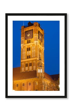 Wieża zegarowa ratusza w Toruniu nocą