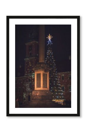 Oświetlenie świąteczne na ulicy w Warsawie nocą