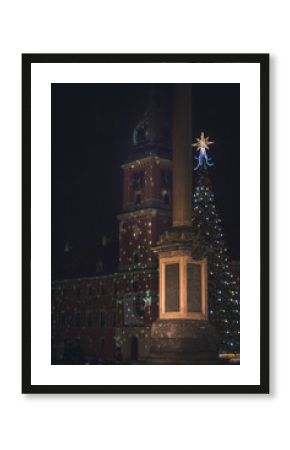 Oświetlenie świąteczne na ulicy w Warsawie nocą