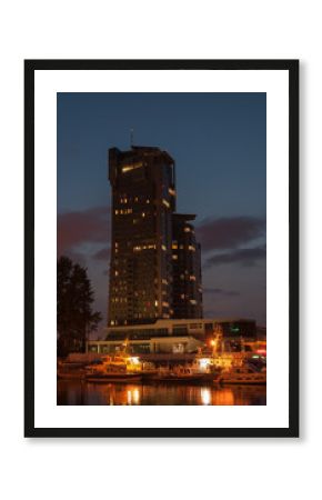 Gdynia, oświetlony wieżowiec na tle nocnego nieba
