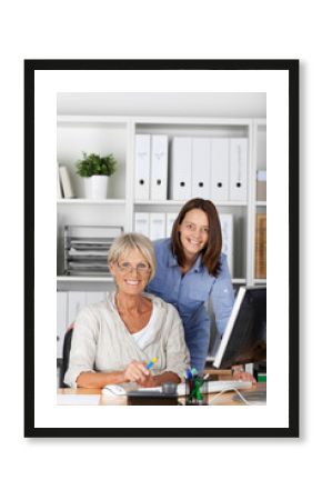zwei frauen im büro