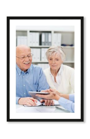 älteres ehepaar informiert sich