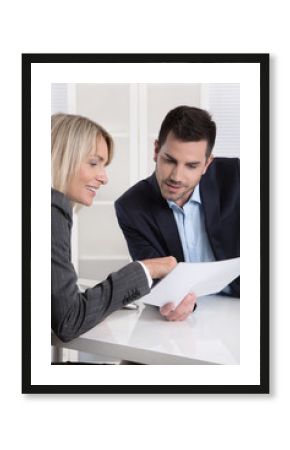 Führungskräfte im Gespräch: Geschäftsmann und Frau im Büro