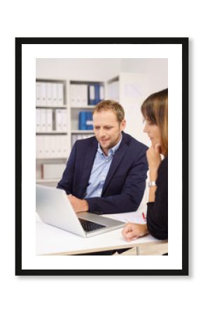 berater im gespräch mit einer kundin im büro