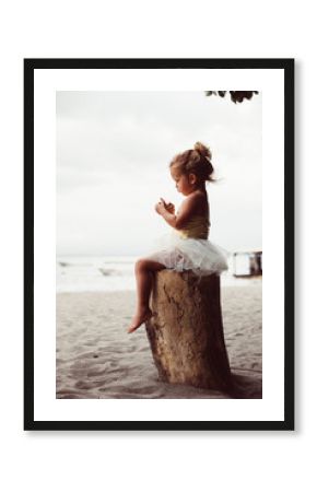 Mädchen im Tütü am Strand