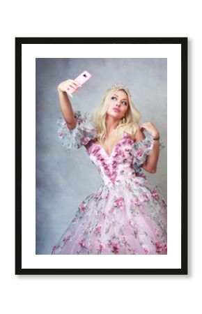 princess imaking selfie