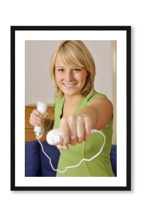 Junge Frau mit Game-Controller