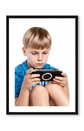 konzentrierter junge spielt ein computerspiel