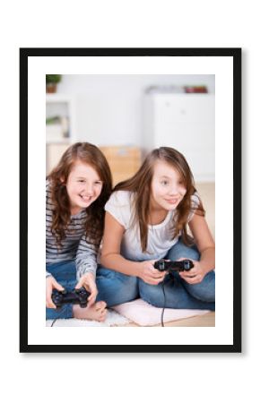 zwei mädchen spielen ein computerspiel