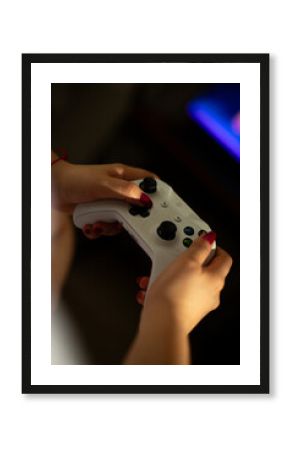 Manos de chica sosteniendo control de videojuegos Girl’s hands holding a video game controller