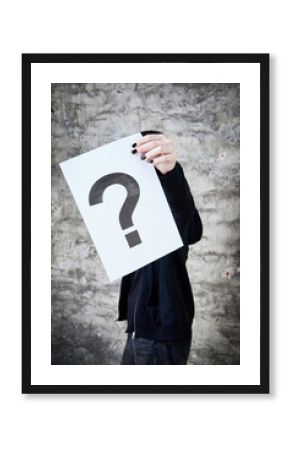 nastolatka z kartką na tle ściany