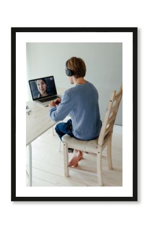 Teenager having vido chat with child psychologist