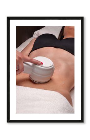 Tratamiento de belleza ultrasonido en el abdomen. masaje y cuidado estetico.