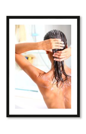 femme dans sa salle de bain soignant ses cheveux
