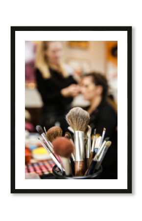 in der Maske, Visagistin, Maskenbildnerin, Pinsel, 