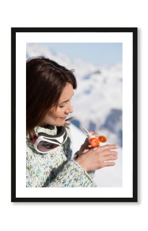 portrait d'une femme à la neige mettant de la crème sur les mains