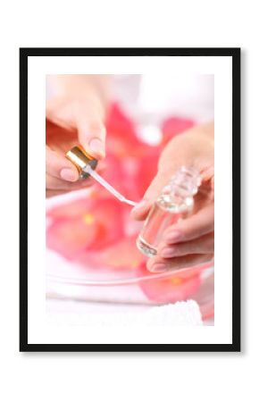 Kobieta maluje paznokcie olejkiem do skórek i paznokci