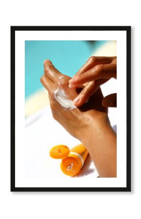  application d'une crème solaire sur les mains